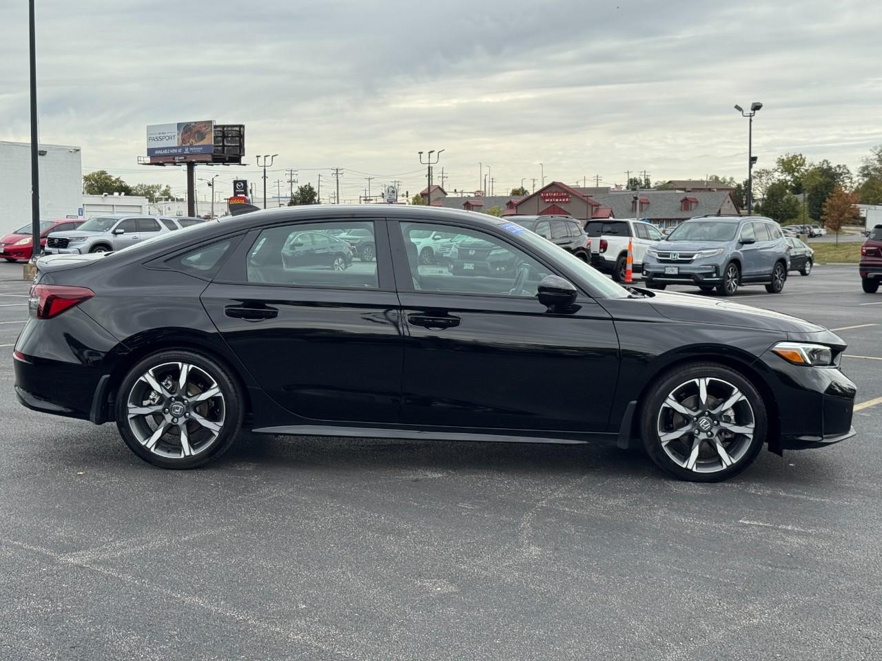 Honda Civic Sedan Hybrid Vehicle Full-screen Gallery Image 02