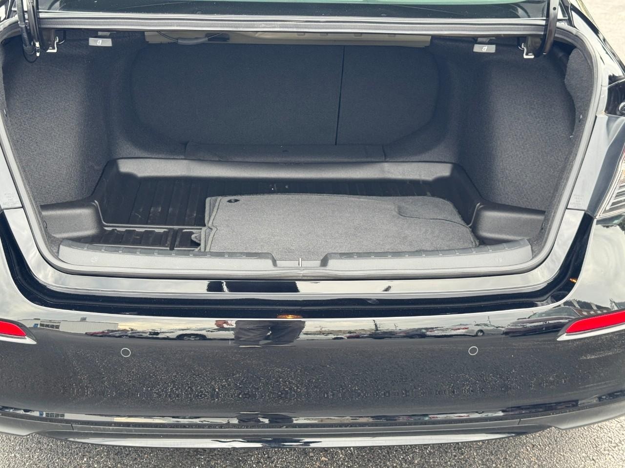 Honda Civic Sedan Hybrid Vehicle Full-screen Gallery Image 04