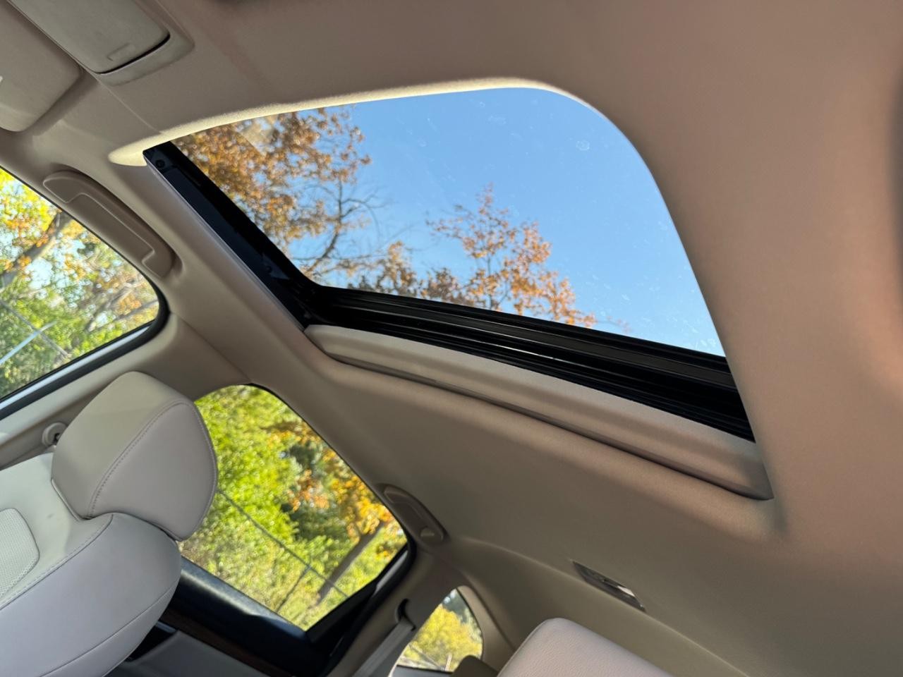 Honda CR-V Hybrid Vehicle Full-screen Gallery Image 18