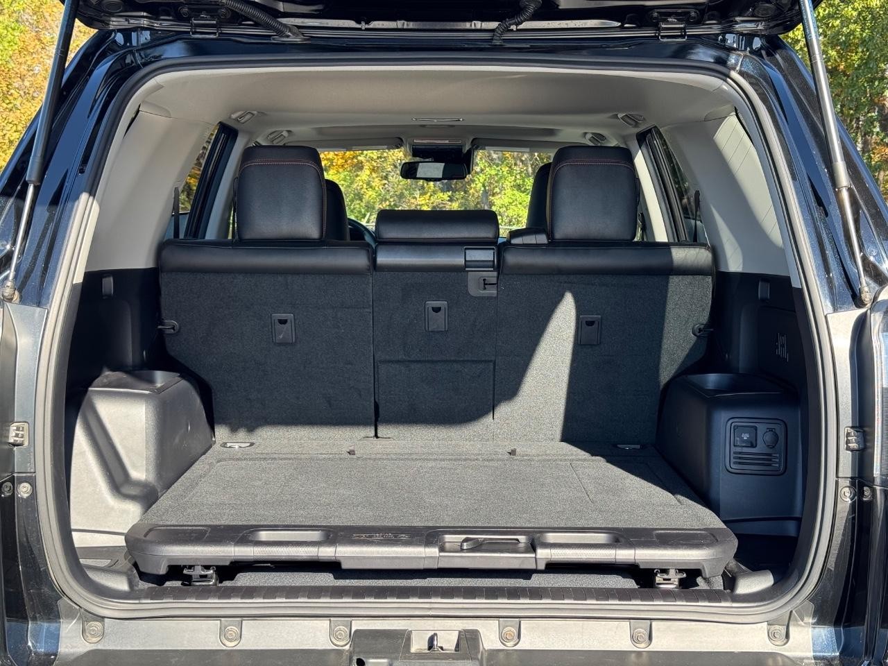 Toyota 4Runner Vehicle Full-screen Gallery Image 04