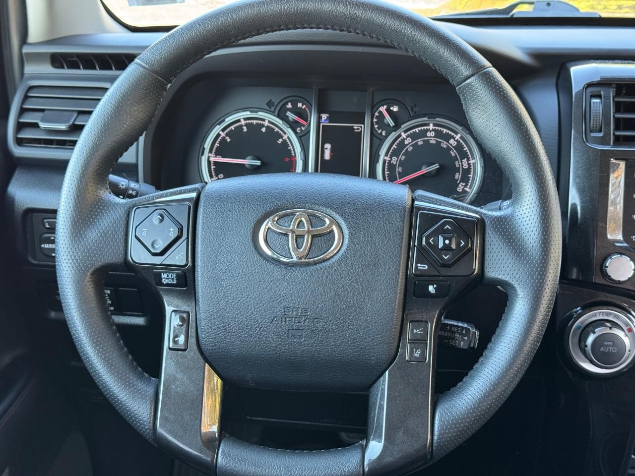 Toyota 4Runner Vehicle Full-screen Gallery Image 12