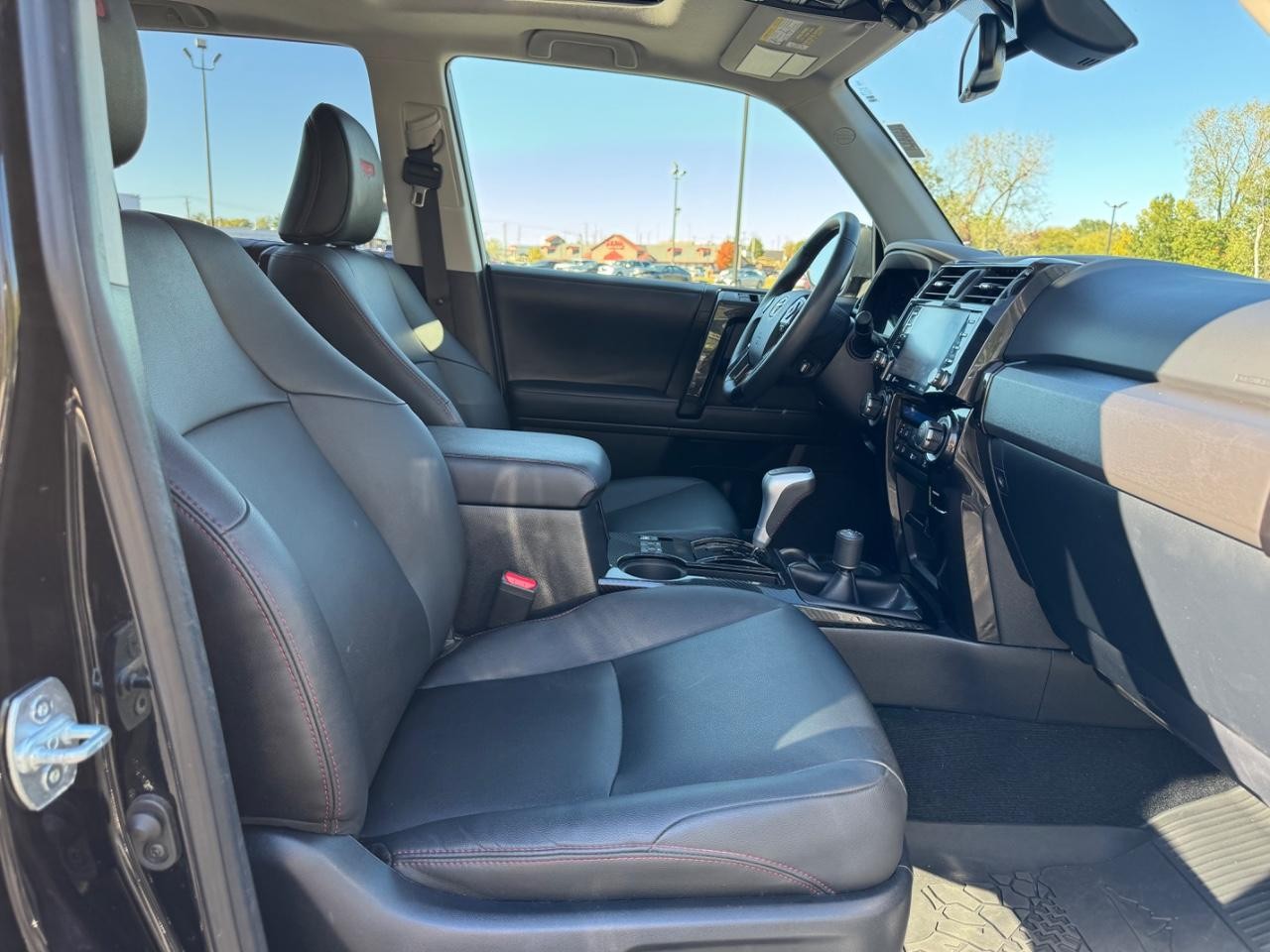 Toyota 4Runner Vehicle Full-screen Gallery Image 16