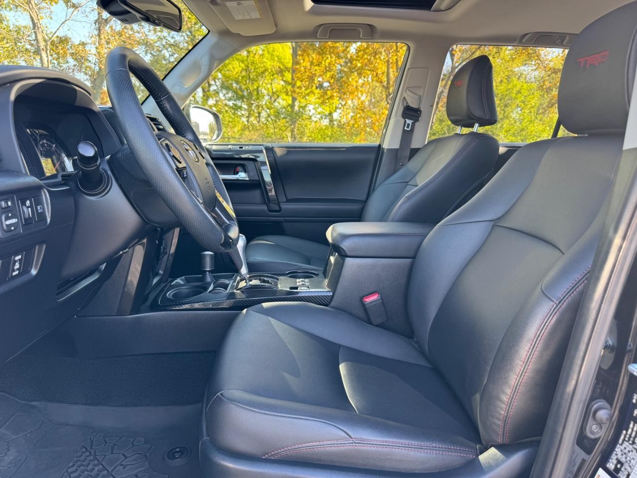 Toyota 4Runner Vehicle Full-screen Gallery Image 17