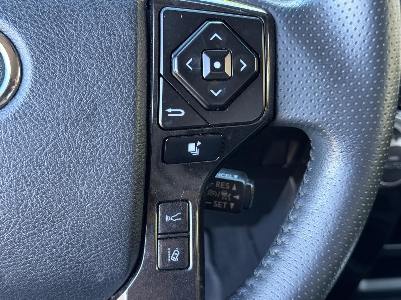 Toyota 4Runner Vehicle Full-screen Gallery Image 21