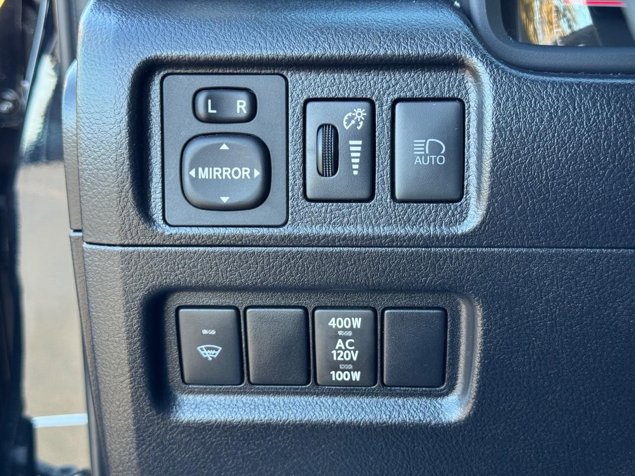 Toyota 4Runner Vehicle Full-screen Gallery Image 22