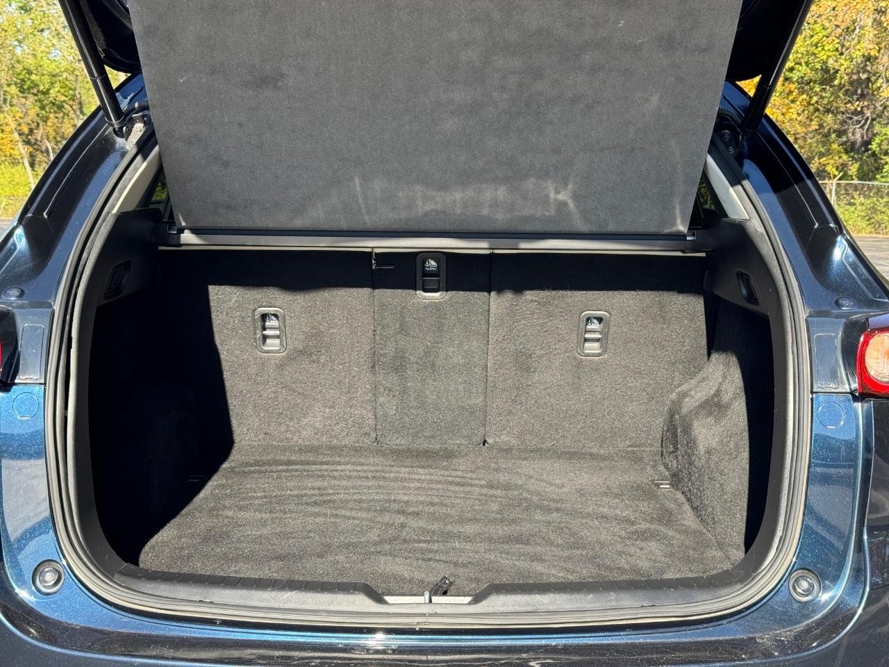 Mazda CX-5 Vehicle Full-screen Gallery Image 04