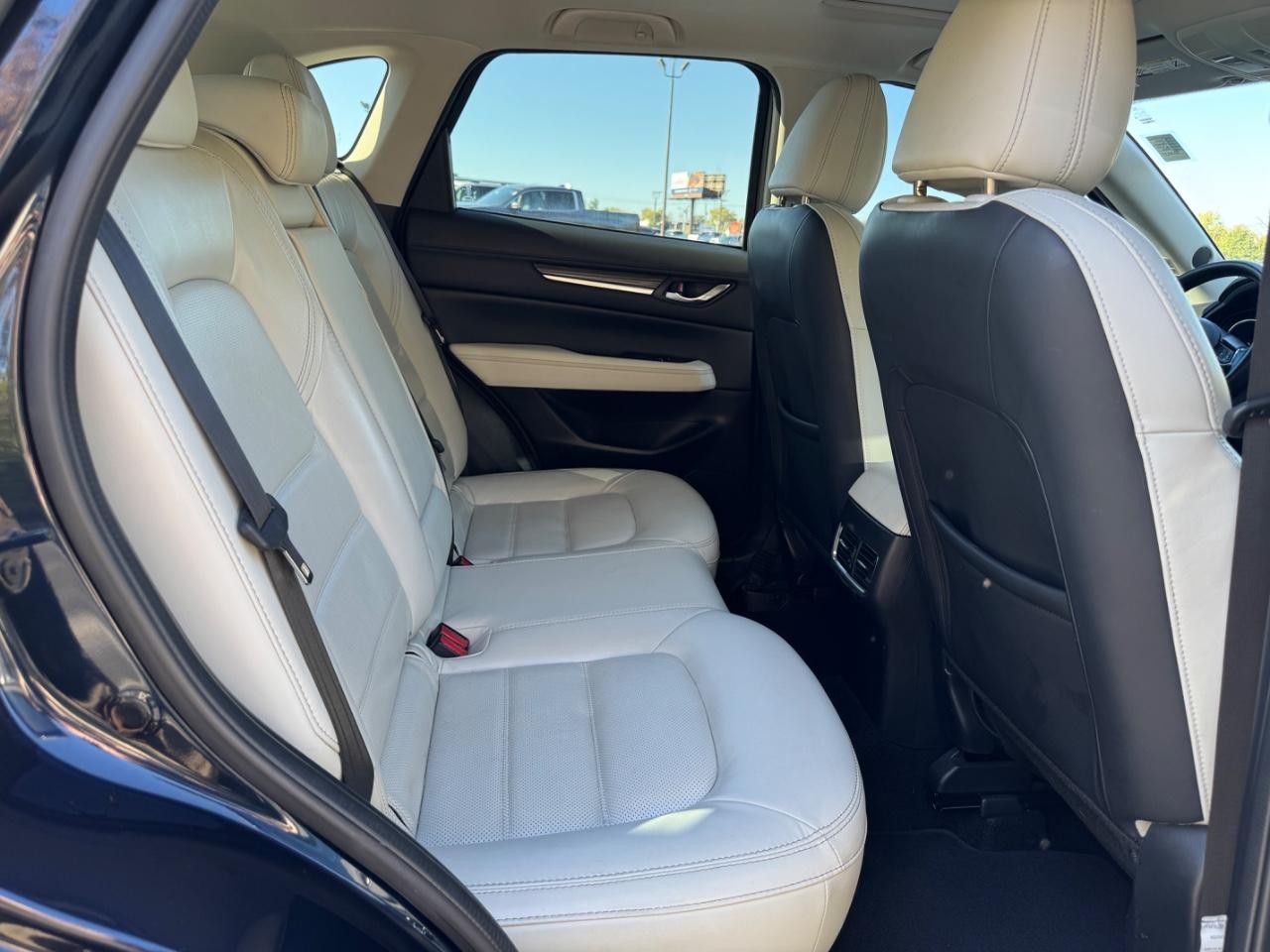 Mazda CX-5 Vehicle Full-screen Gallery Image 10