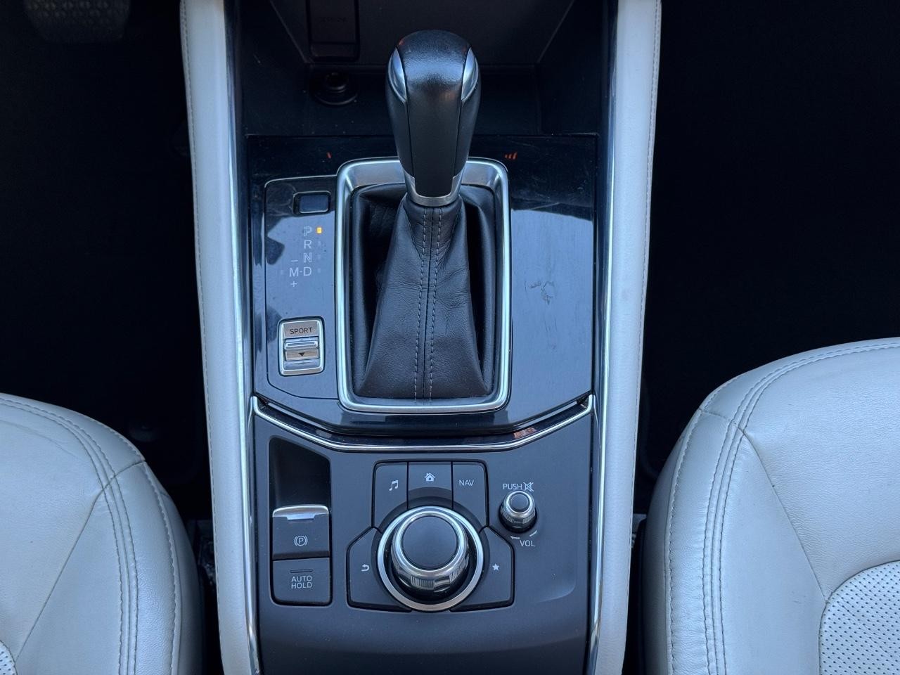 Mazda CX-5 Vehicle Full-screen Gallery Image 15