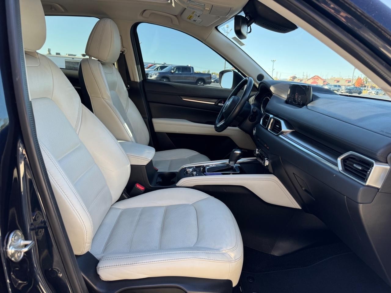 Mazda CX-5 Vehicle Full-screen Gallery Image 17