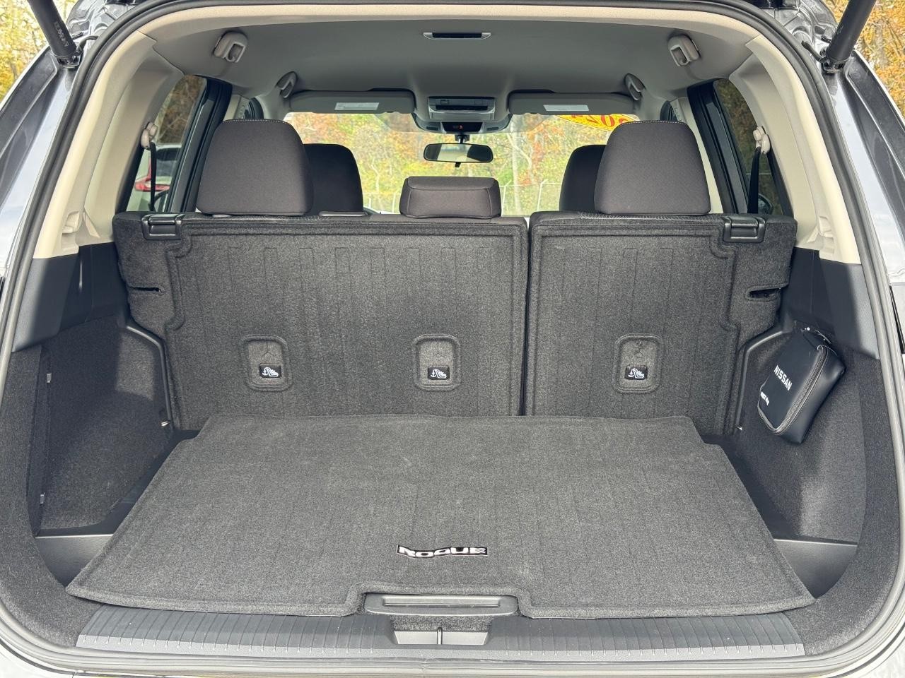 Nissan Rogue Vehicle Full-screen Gallery Image 04