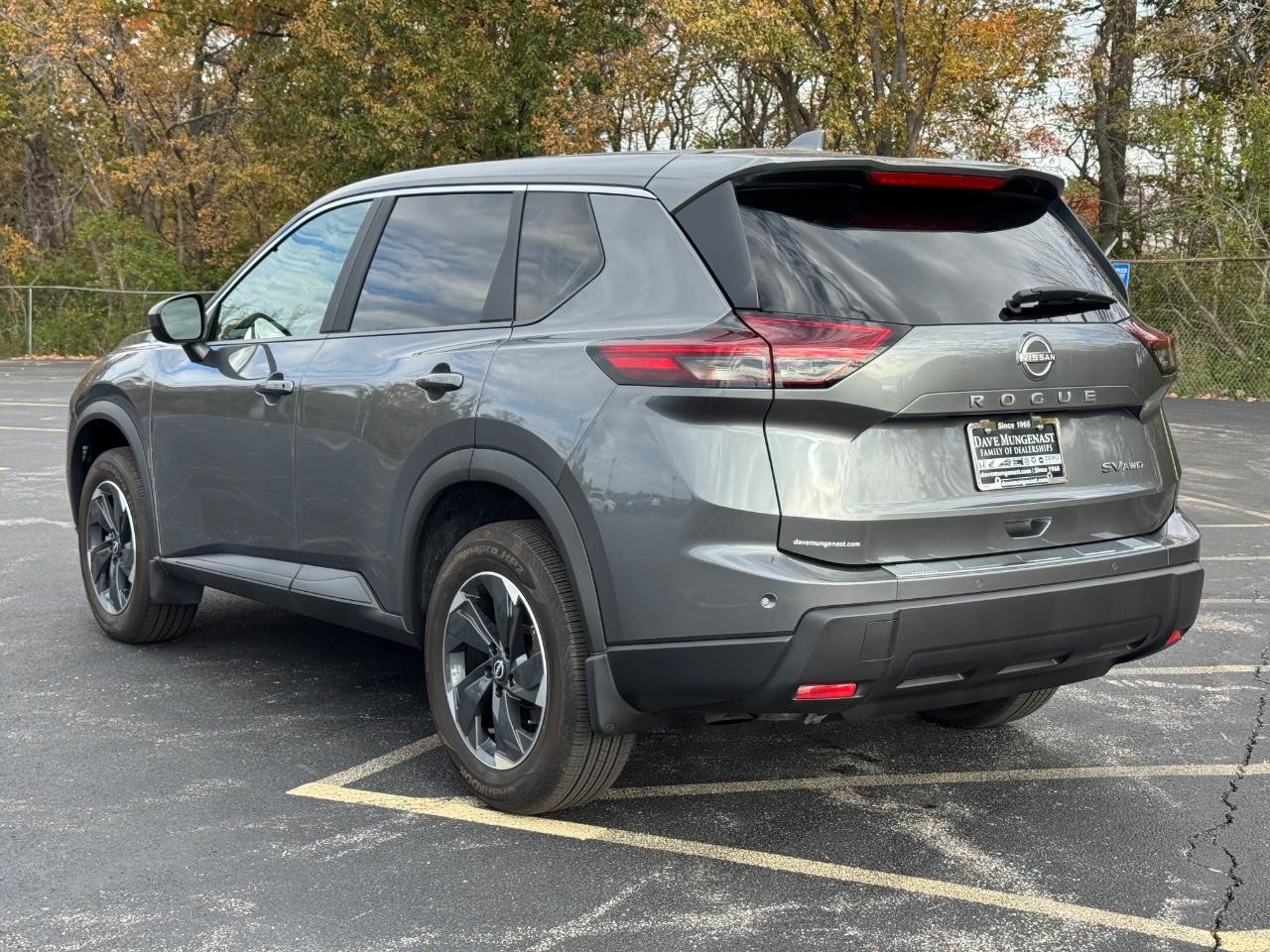 Nissan Rogue Vehicle Full-screen Gallery Image 06