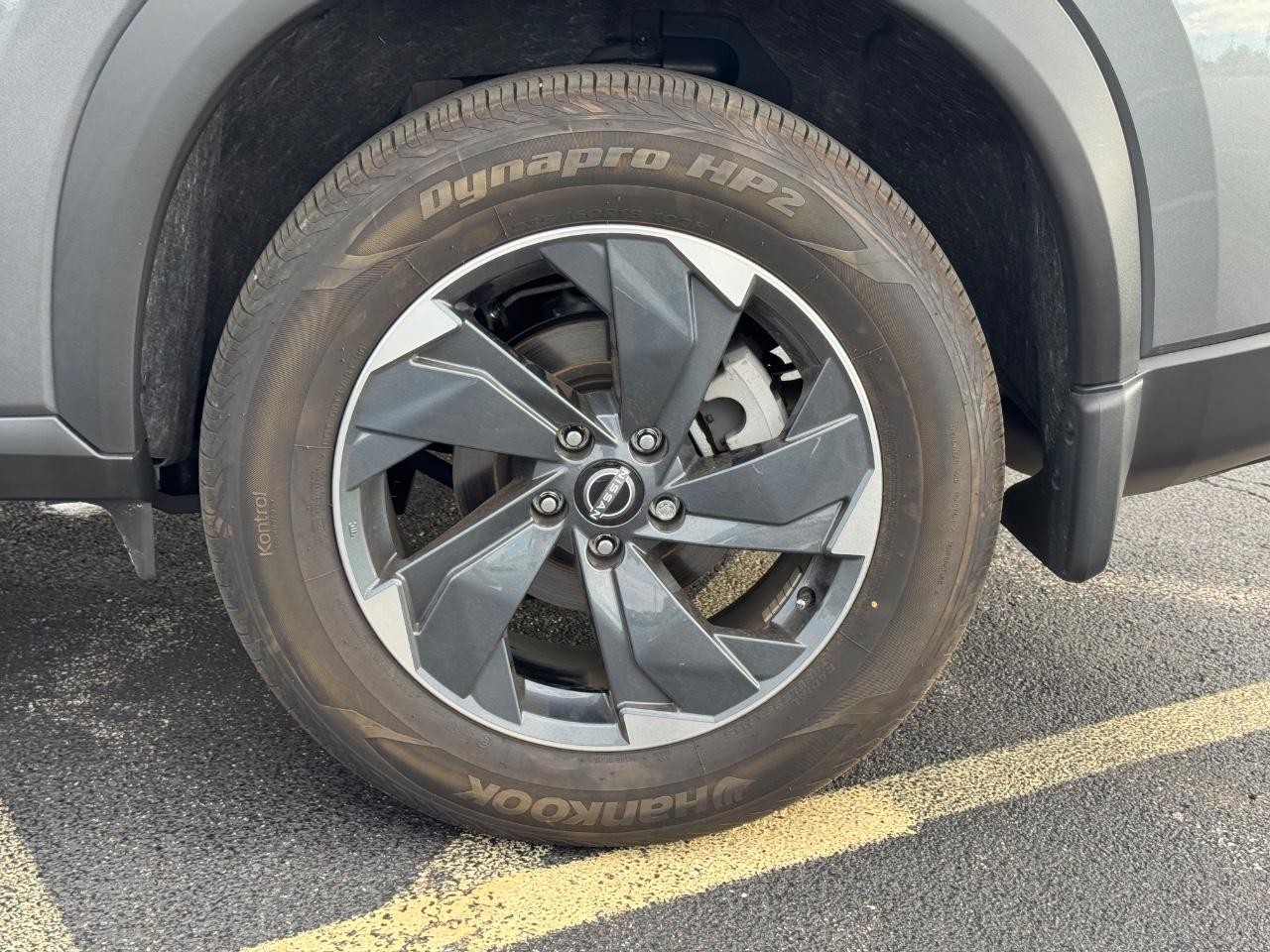 Nissan Rogue Vehicle Full-screen Gallery Image 07