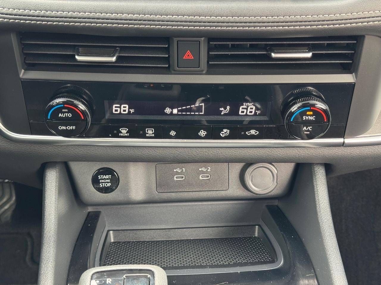 Nissan Rogue Vehicle Full-screen Gallery Image 14