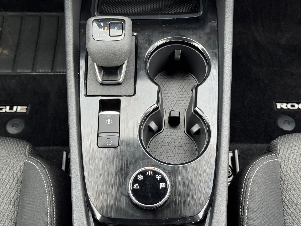 Nissan Rogue Vehicle Full-screen Gallery Image 15