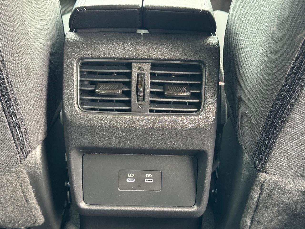 Nissan Rogue Vehicle Full-screen Gallery Image 16