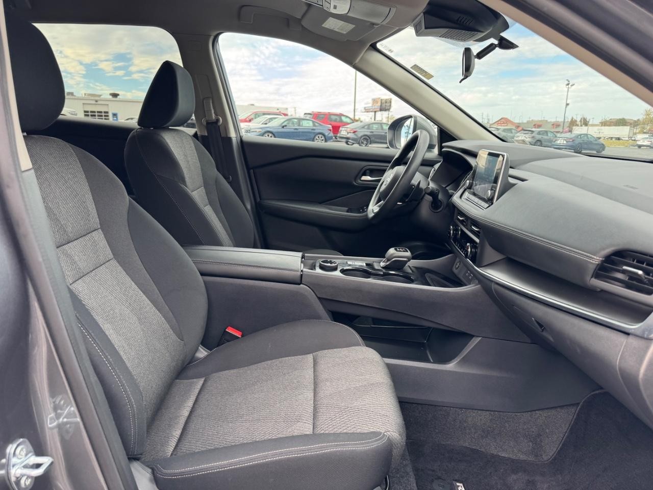 Nissan Rogue Vehicle Full-screen Gallery Image 17