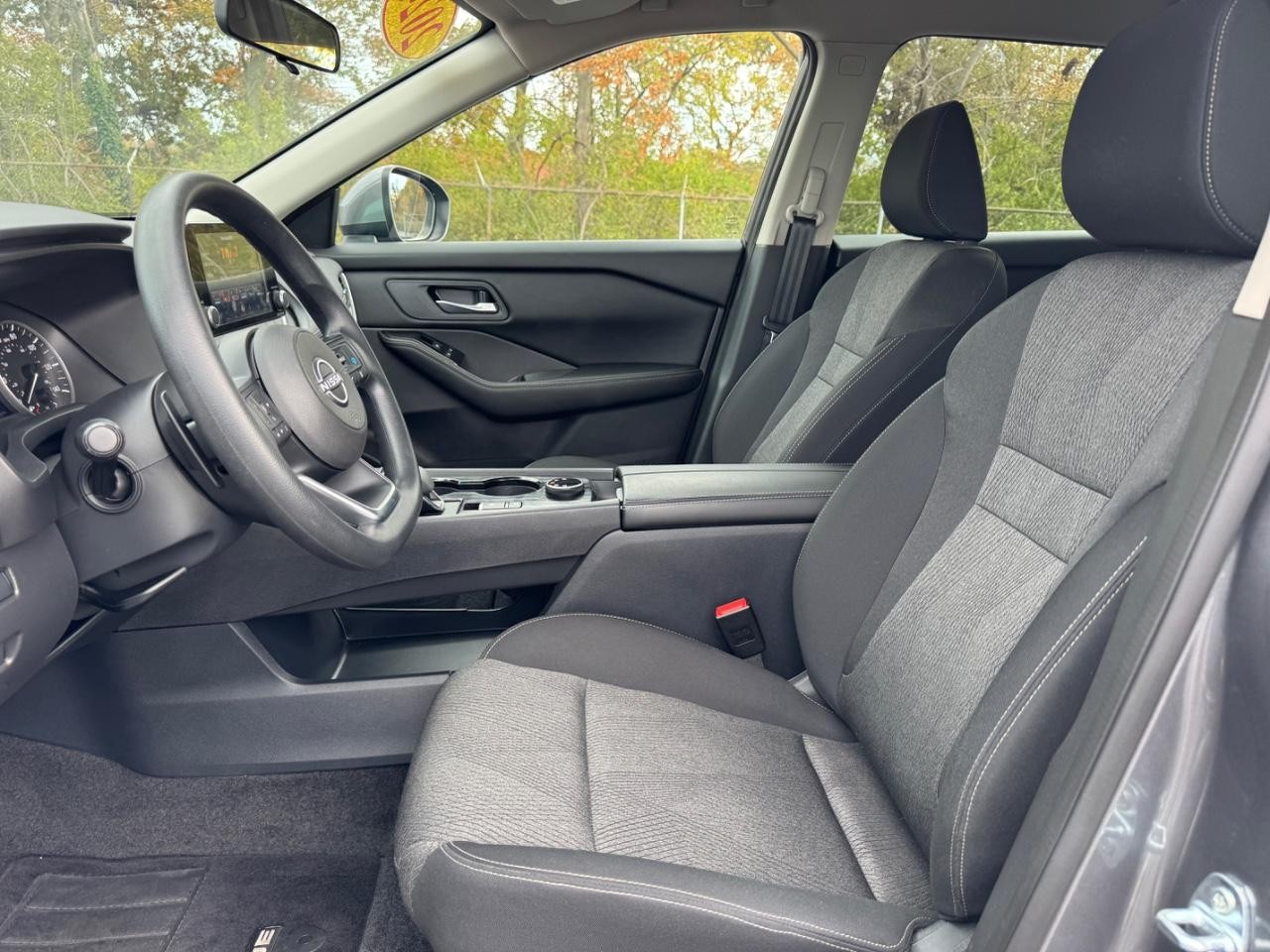 Nissan Rogue Vehicle Full-screen Gallery Image 18