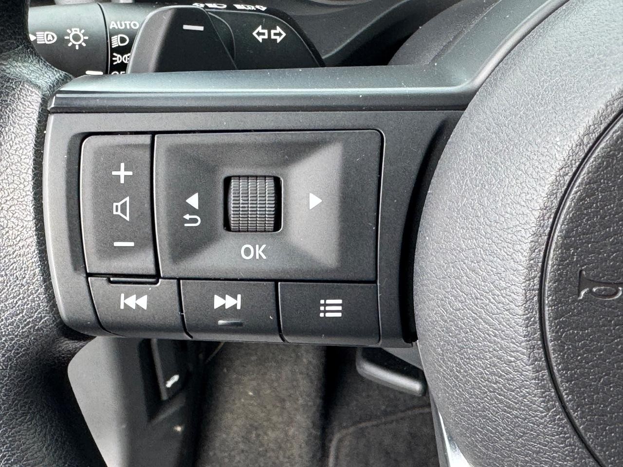 Nissan Rogue Vehicle Full-screen Gallery Image 20