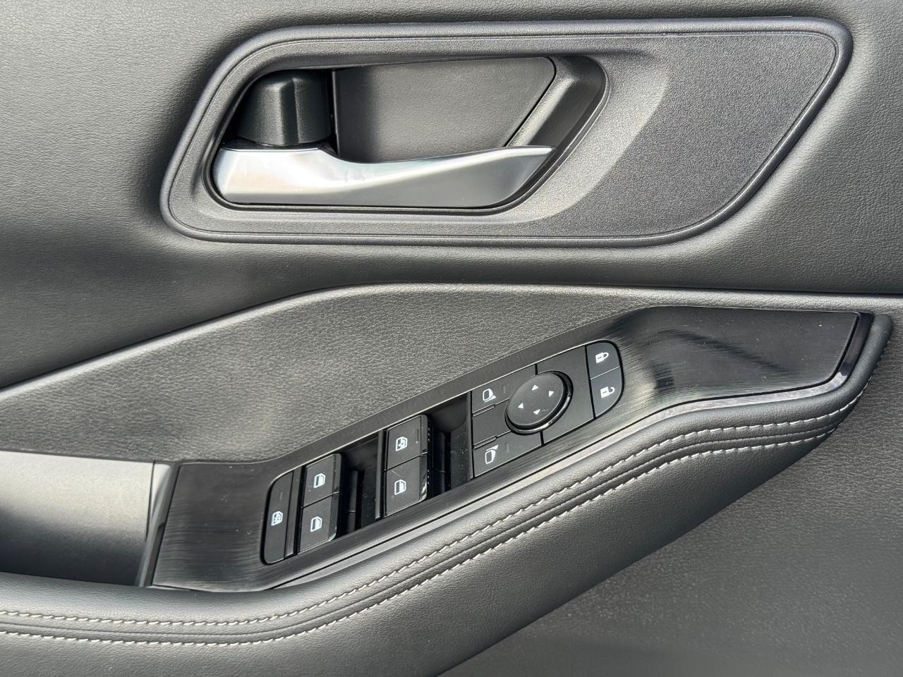 Nissan Rogue Vehicle Full-screen Gallery Image 24