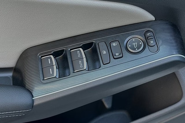 Honda Civic Sedan Hybrid Vehicle Full-screen Gallery Image 14