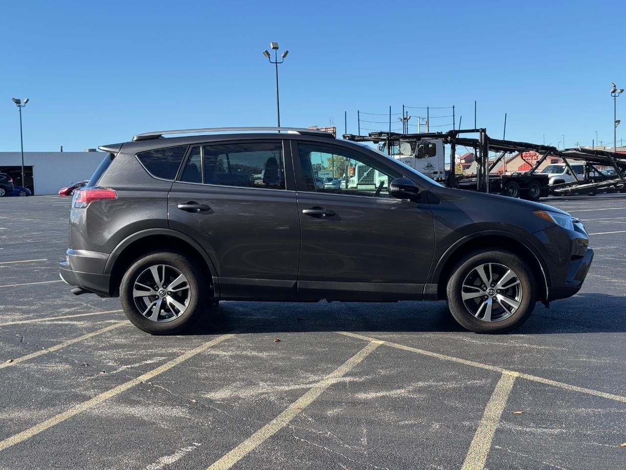 Toyota RAV4 Vehicle Full-screen Gallery Image 02