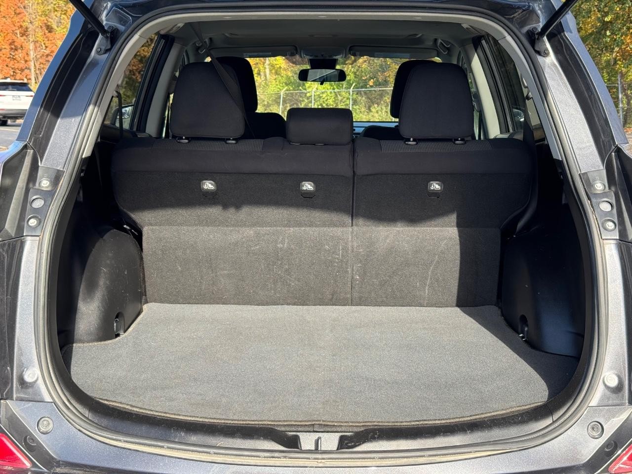 Toyota RAV4 Vehicle Full-screen Gallery Image 04