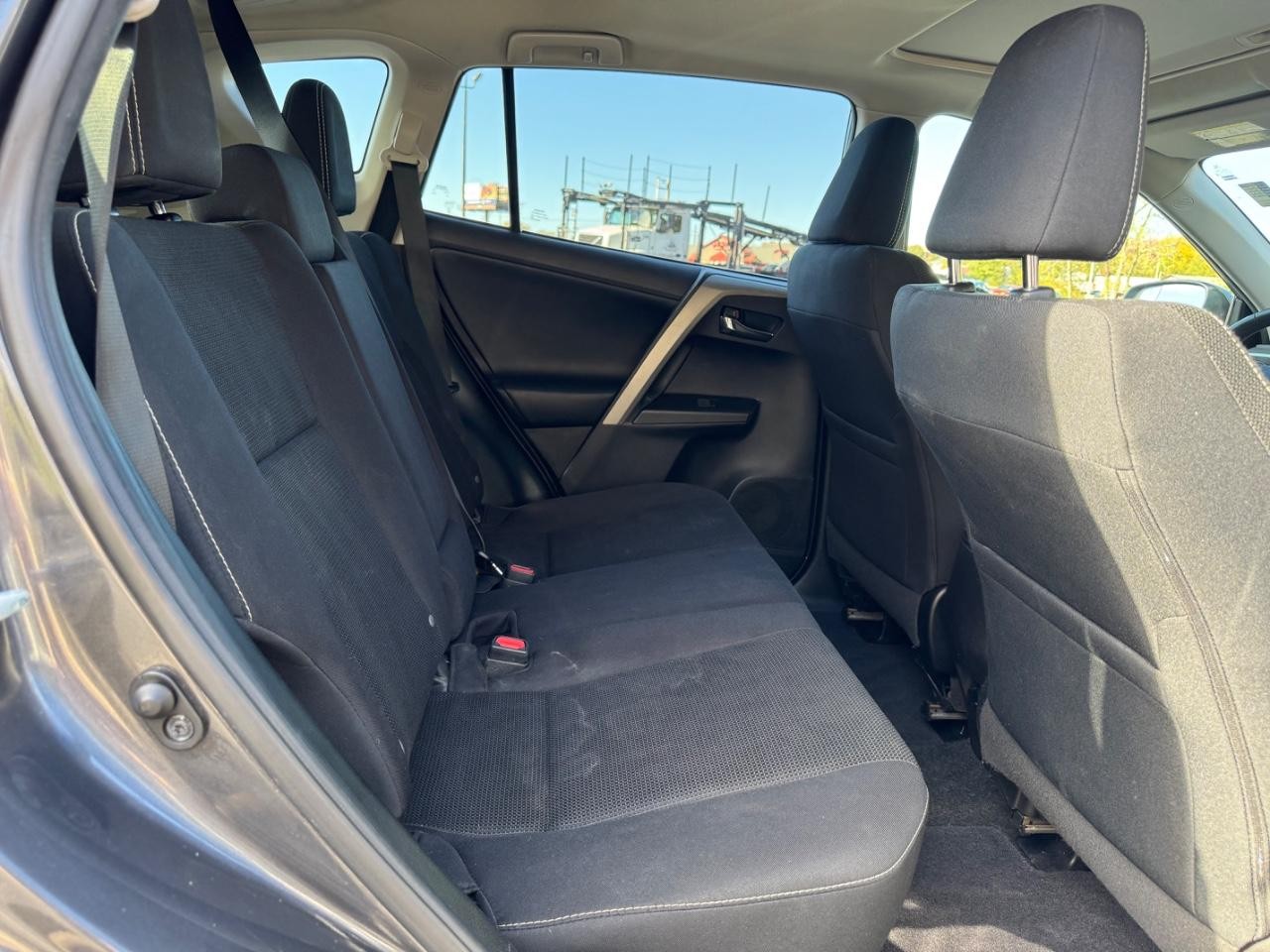 Toyota RAV4 Vehicle Full-screen Gallery Image 10