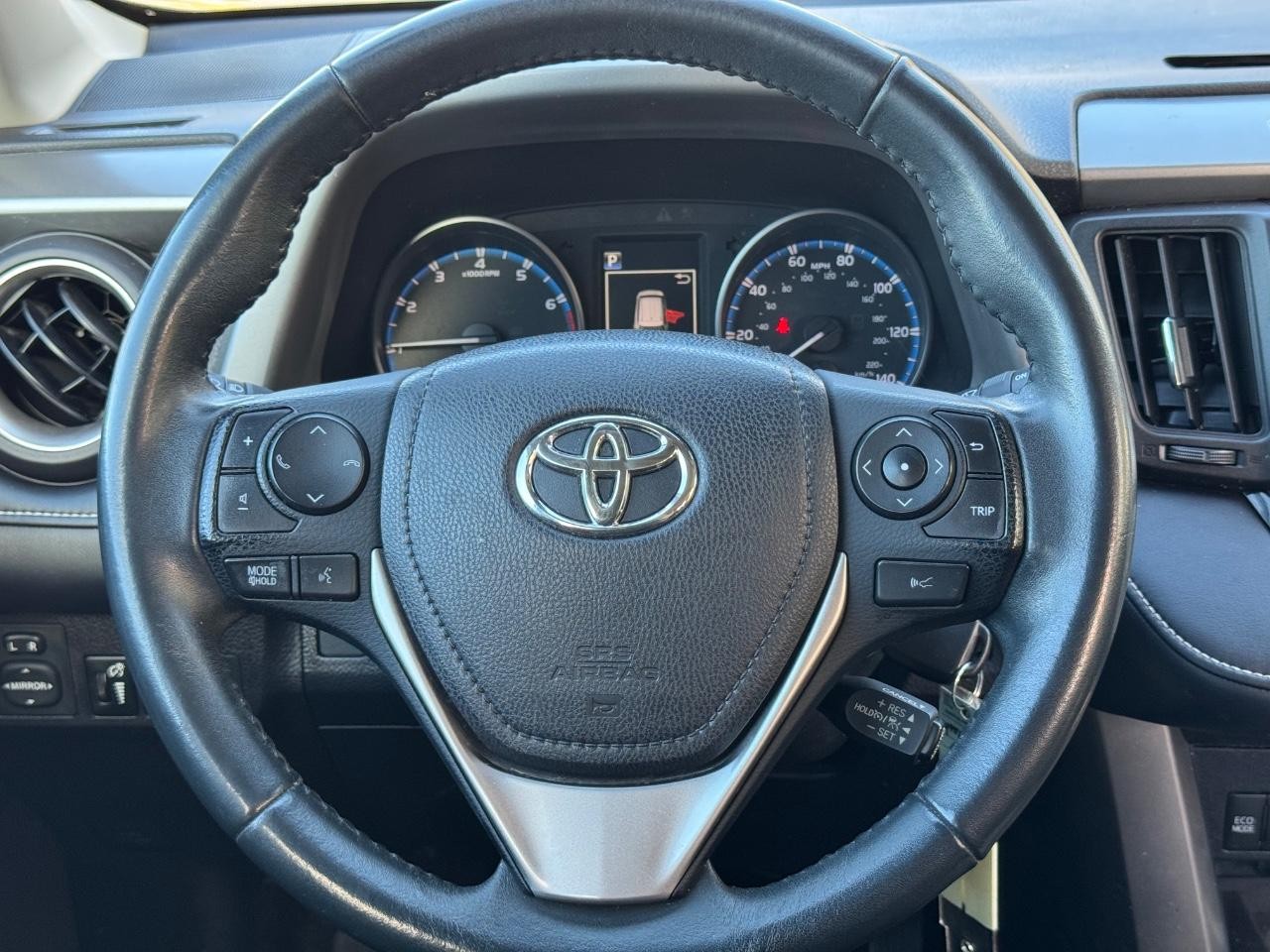 Toyota RAV4 Vehicle Full-screen Gallery Image 12