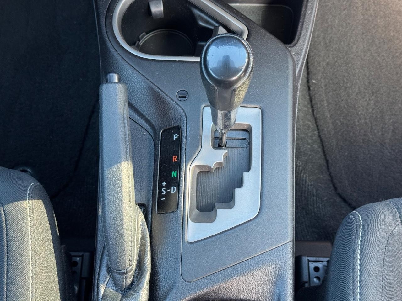 Toyota RAV4 Vehicle Full-screen Gallery Image 15