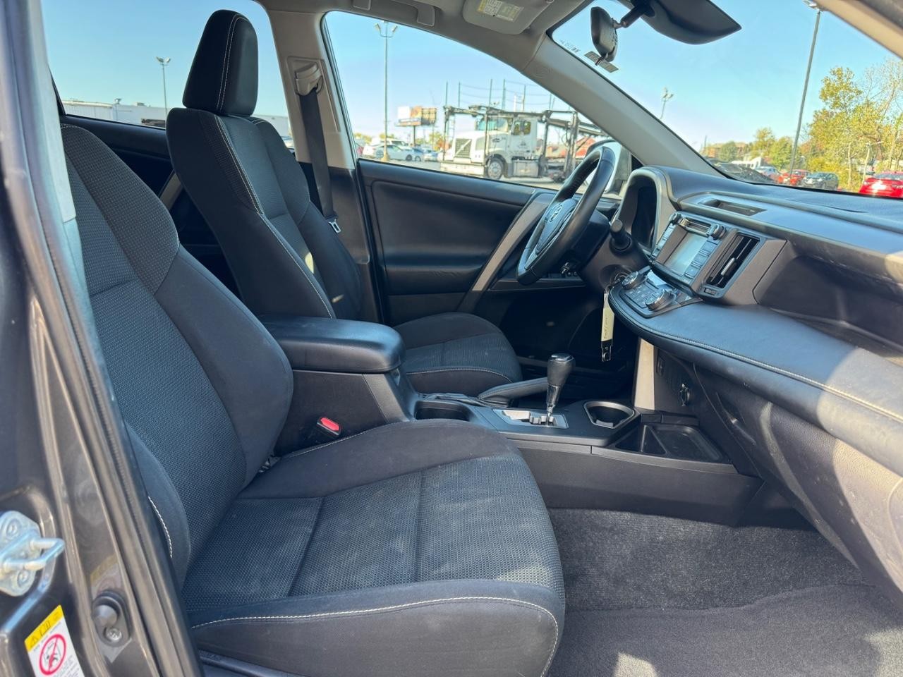 Toyota RAV4 Vehicle Full-screen Gallery Image 16