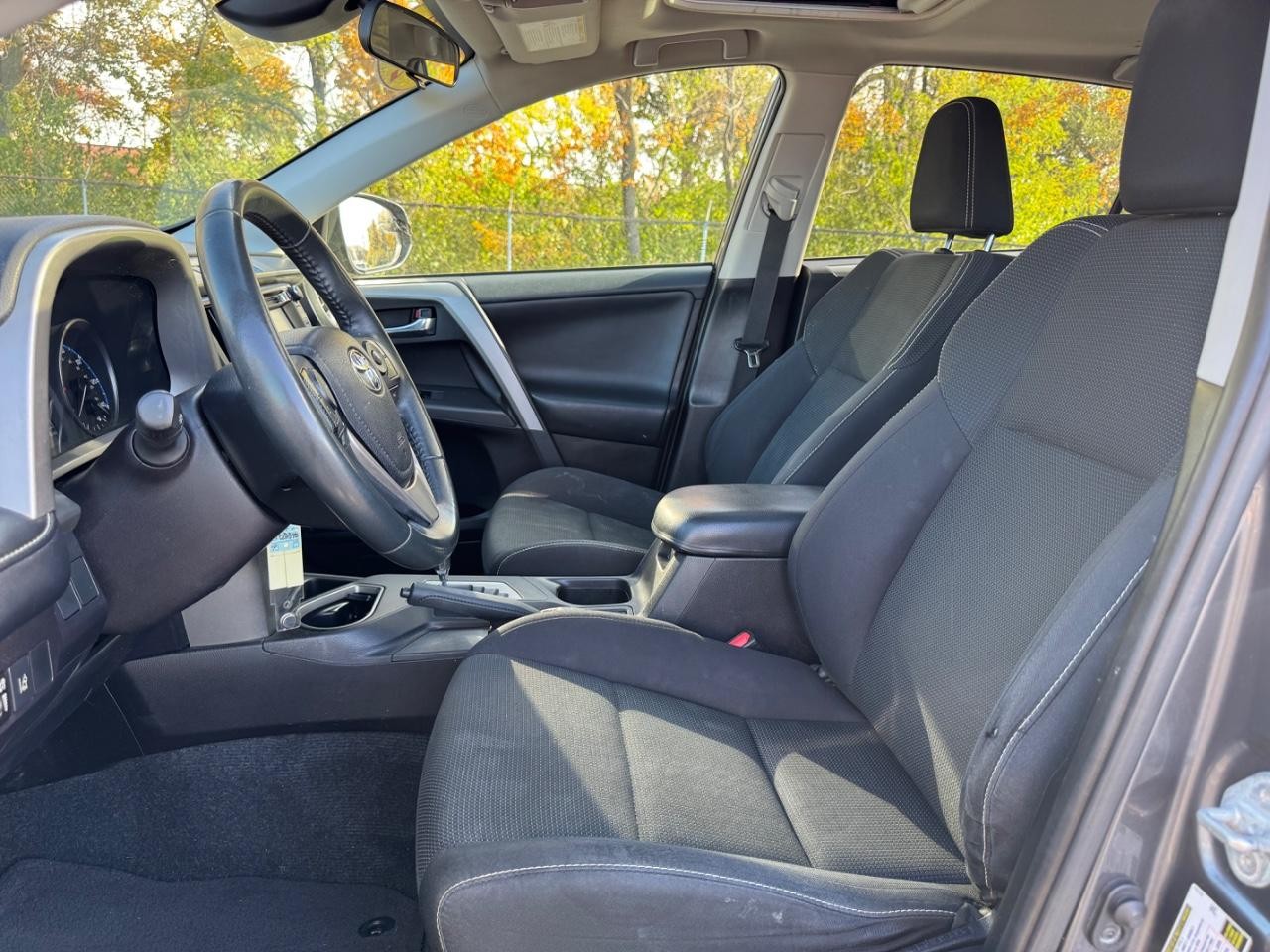 Toyota RAV4 Vehicle Full-screen Gallery Image 17