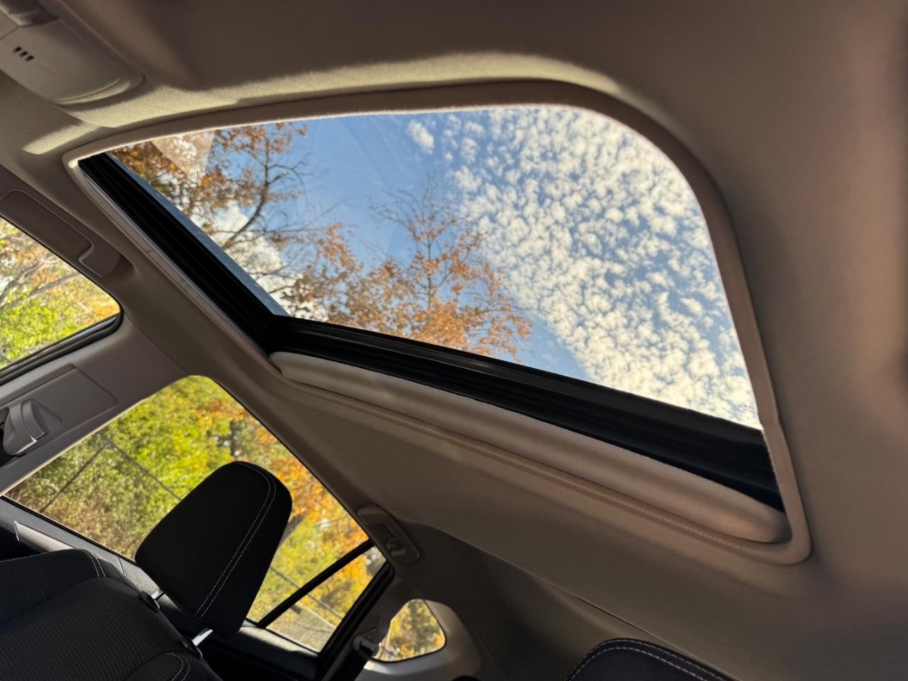 Toyota RAV4 Vehicle Full-screen Gallery Image 18