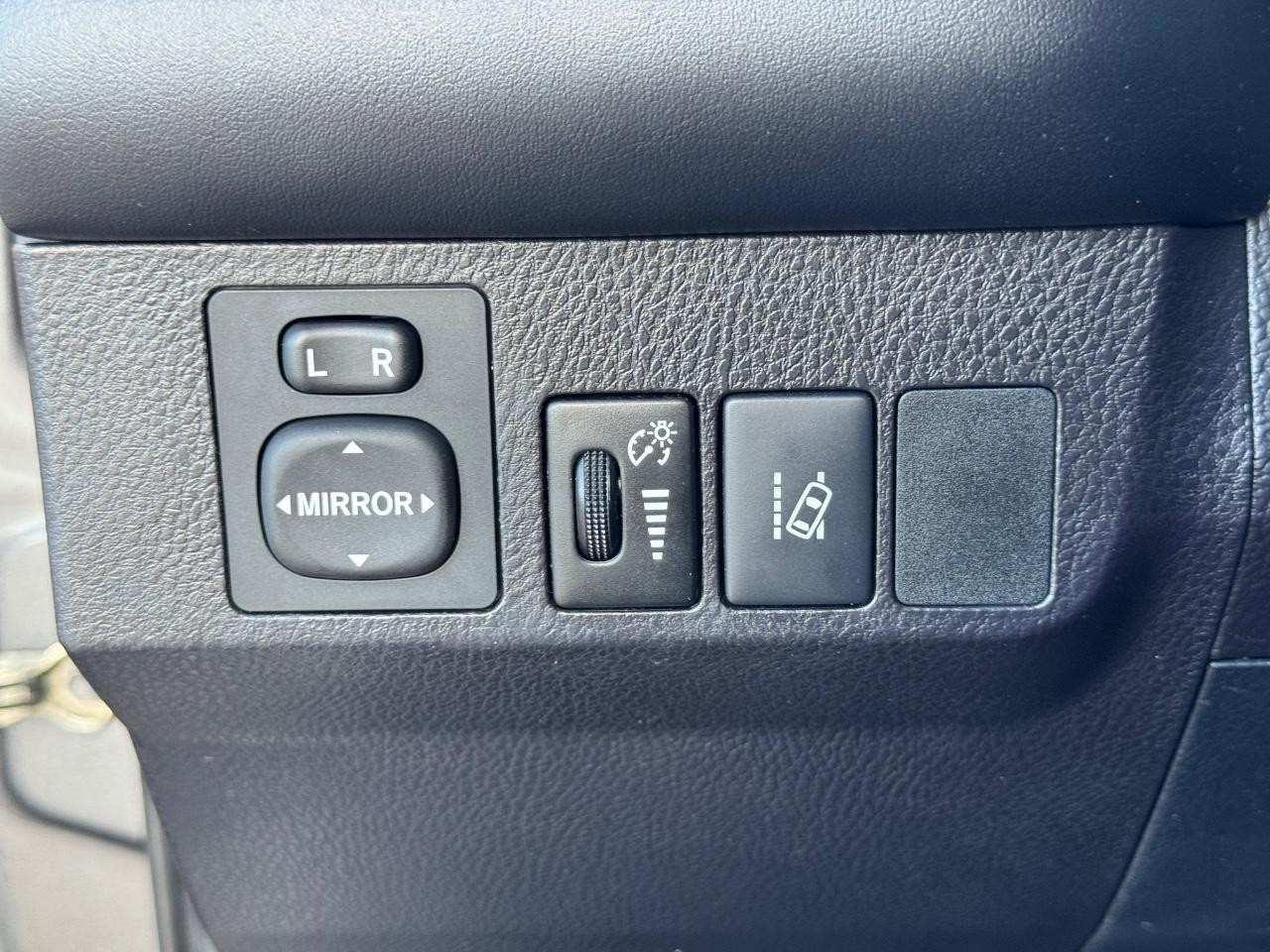 Toyota RAV4 Vehicle Full-screen Gallery Image 22