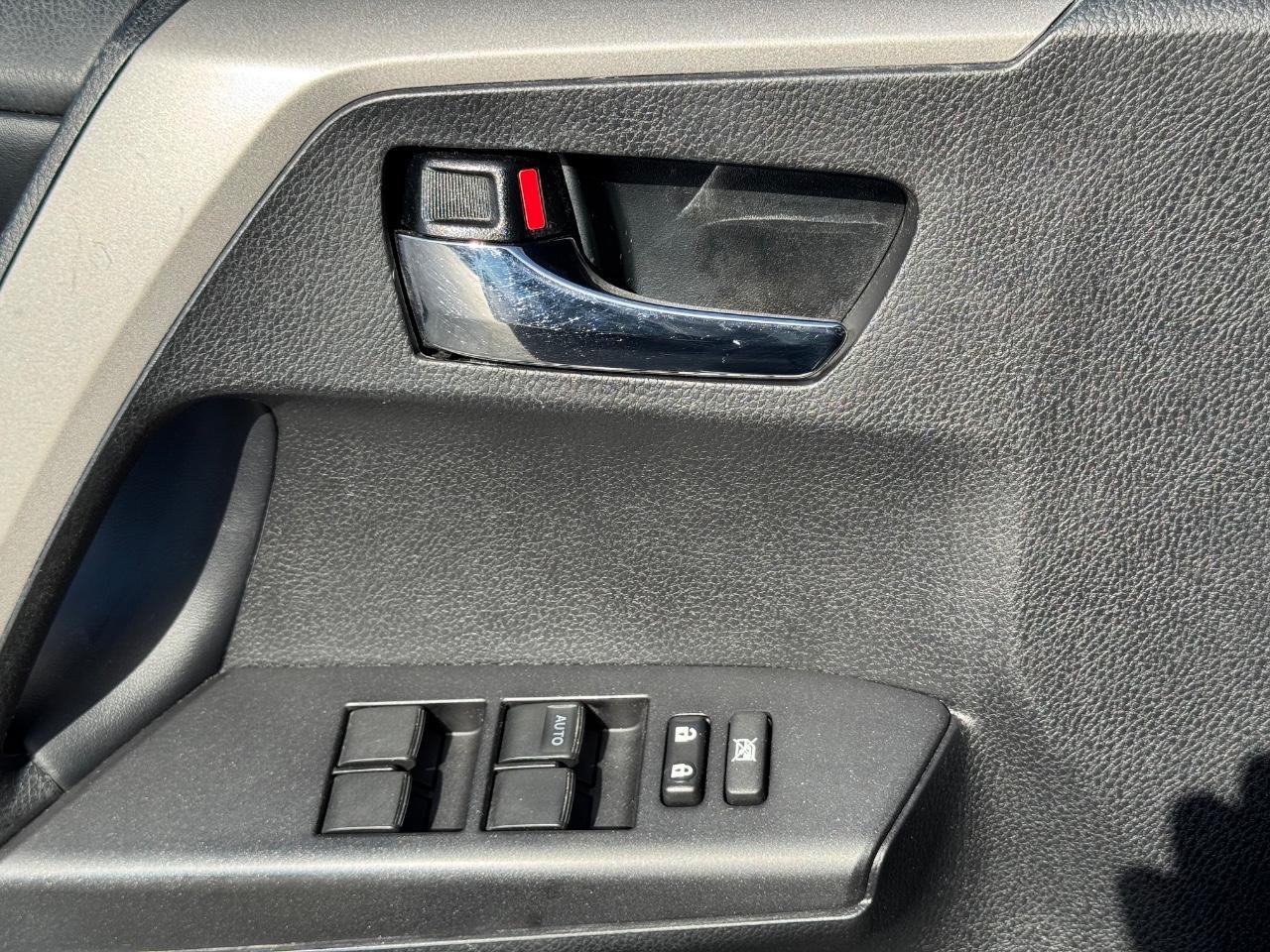 Toyota RAV4 Vehicle Full-screen Gallery Image 24