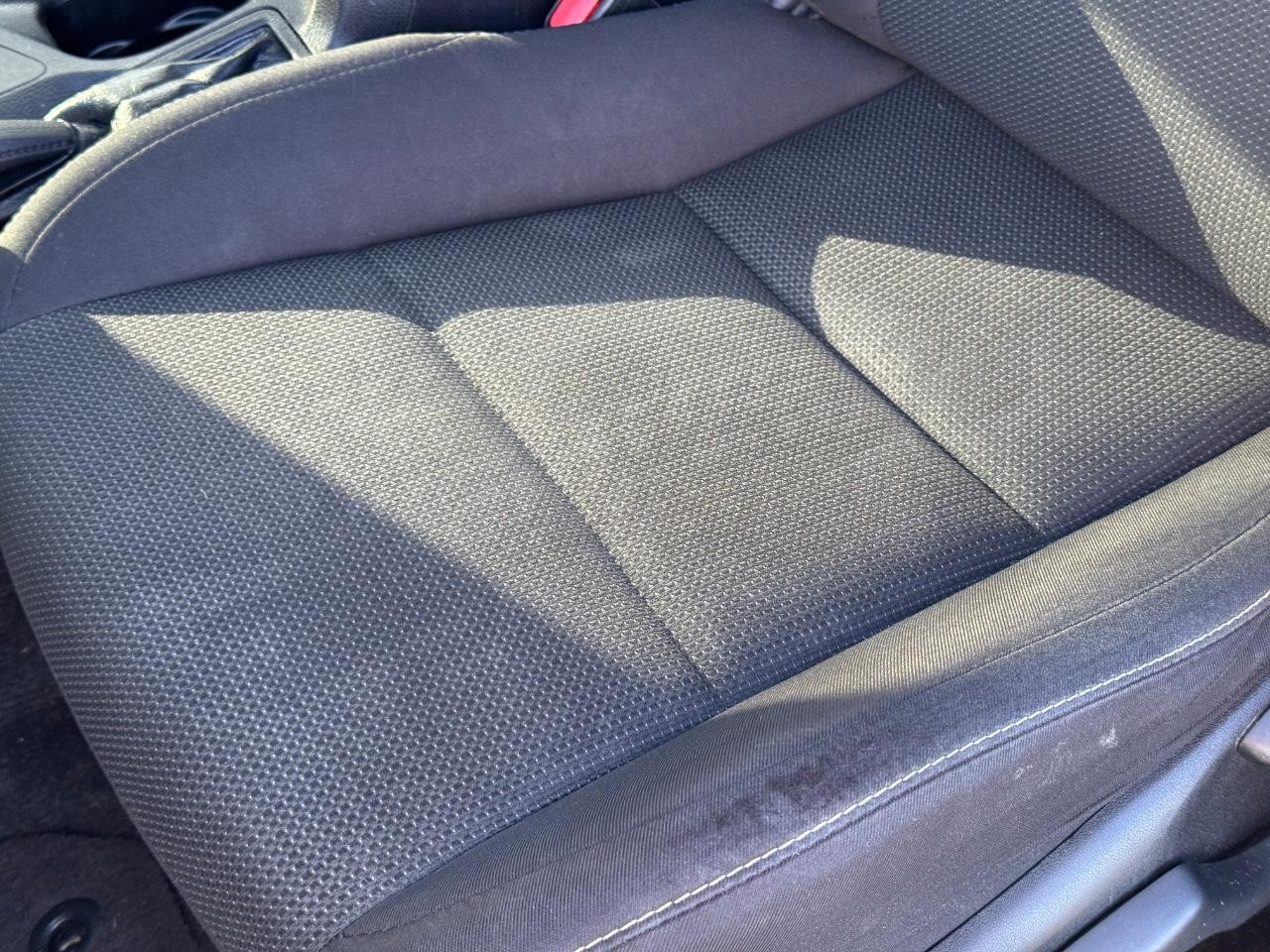 Toyota RAV4 Vehicle Full-screen Gallery Image 25