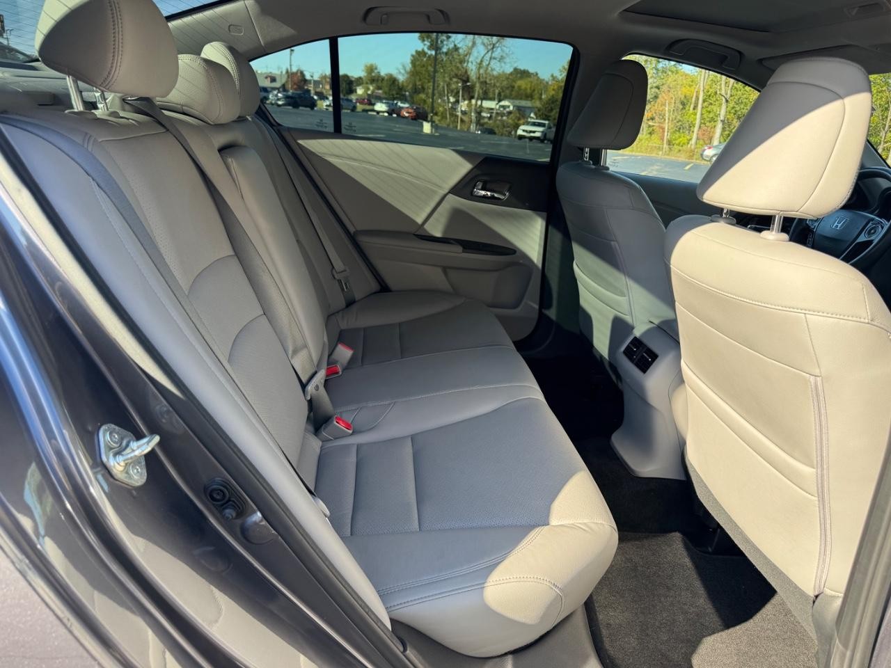 Honda Accord Sedan Vehicle Full-screen Gallery Image 10