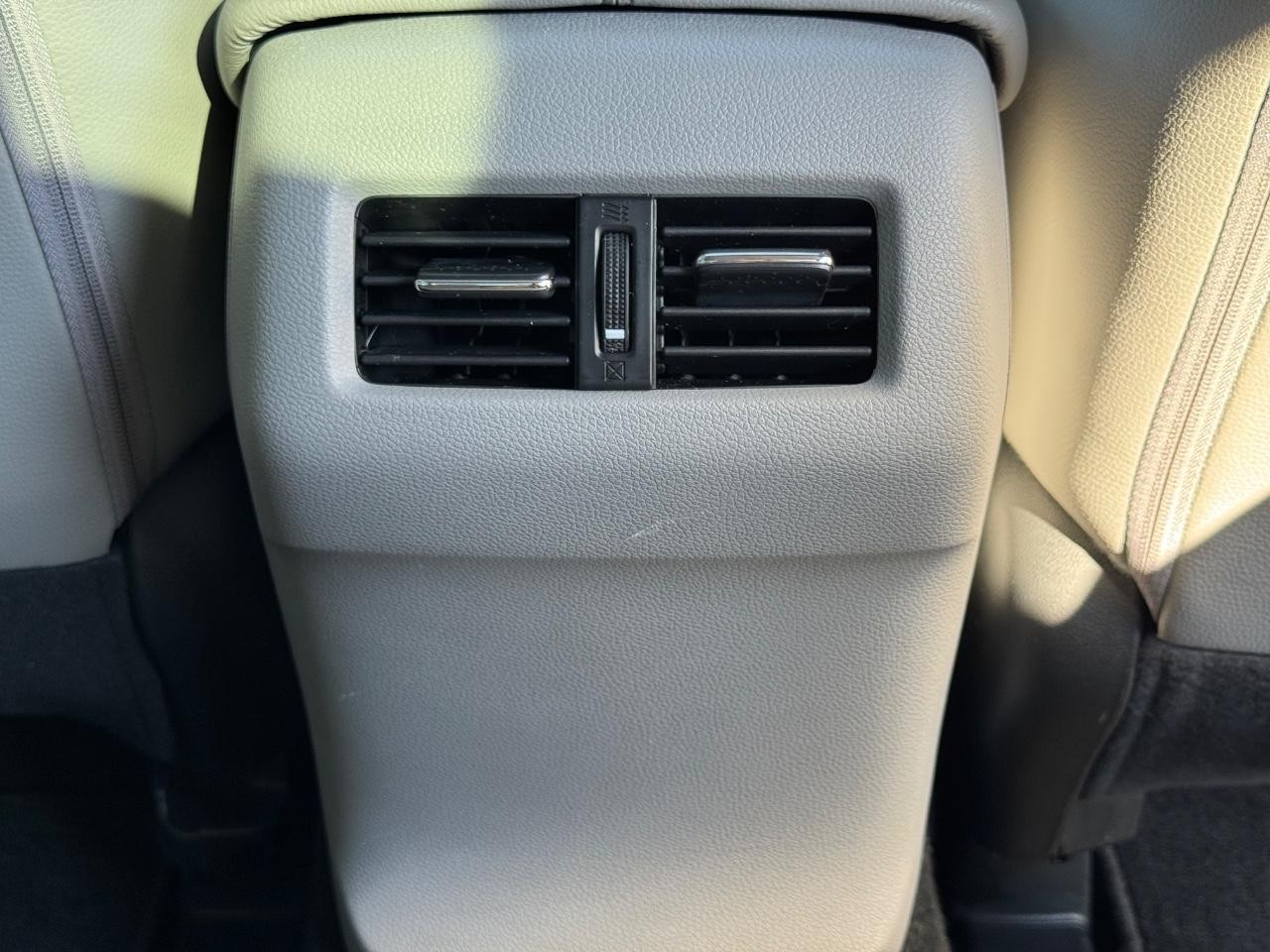 Honda Accord Sedan Vehicle Full-screen Gallery Image 16