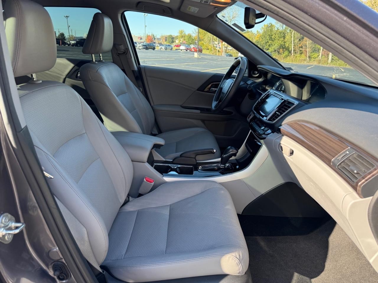 Honda Accord Sedan Vehicle Full-screen Gallery Image 17