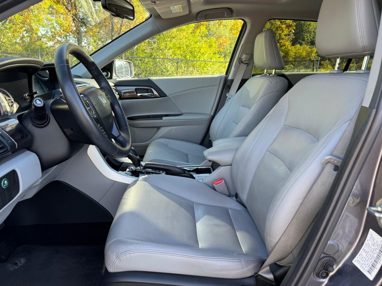 Honda Accord Sedan Vehicle Full-screen Gallery Image 18