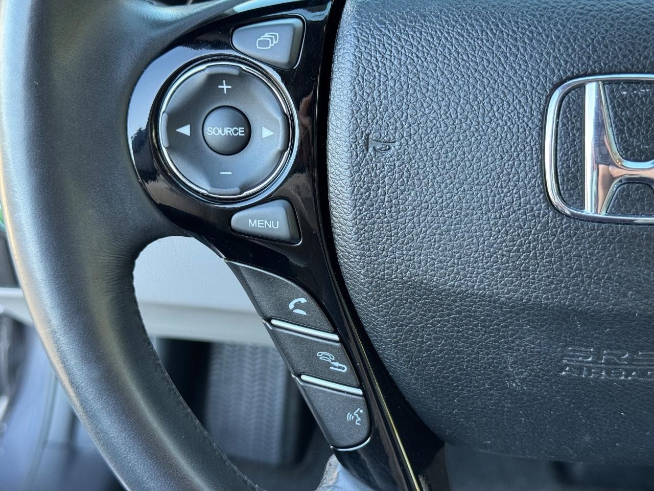 Honda Accord Sedan Vehicle Full-screen Gallery Image 21