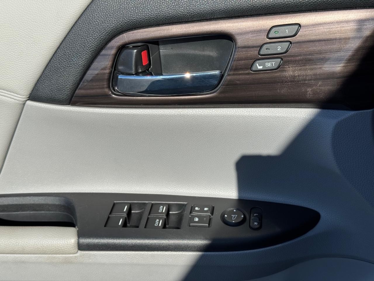 Honda Accord Sedan Vehicle Full-screen Gallery Image 25