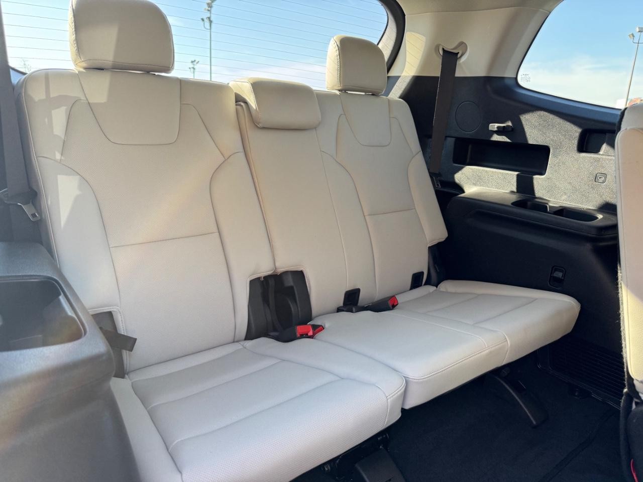 Kia Telluride Vehicle Full-screen Gallery Image 11