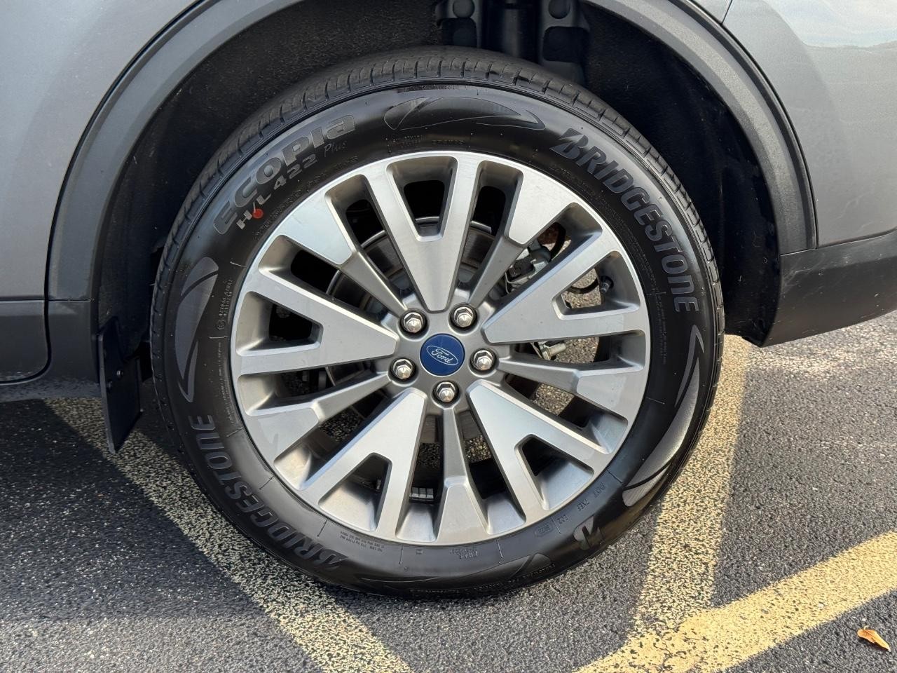 Ford Escape Vehicle Full-screen Gallery Image 07