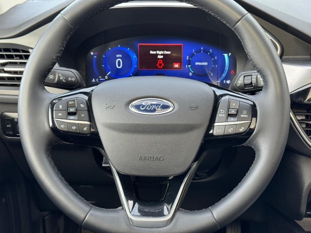 Ford Escape Vehicle Full-screen Gallery Image 12