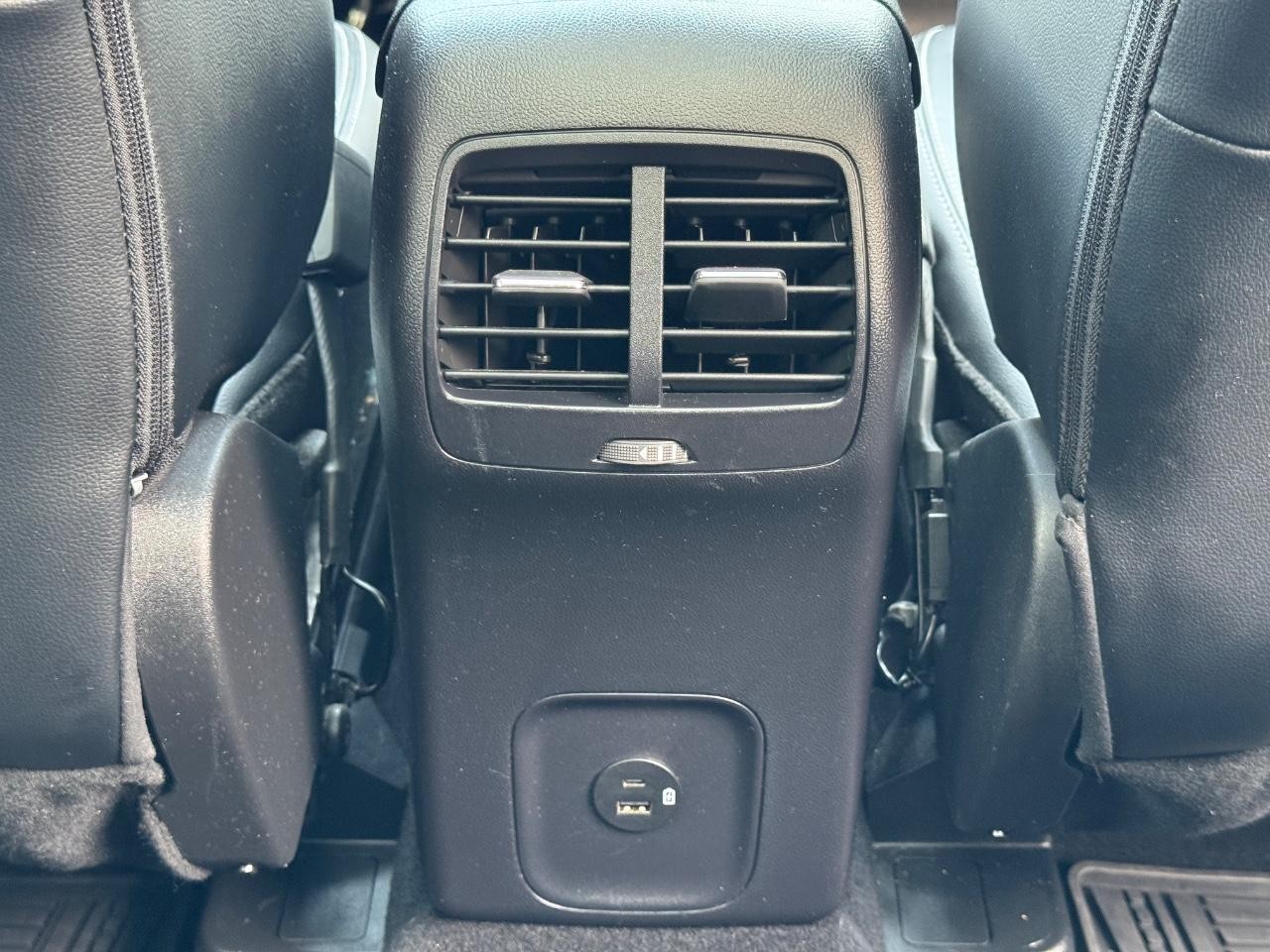 Ford Escape Vehicle Full-screen Gallery Image 16