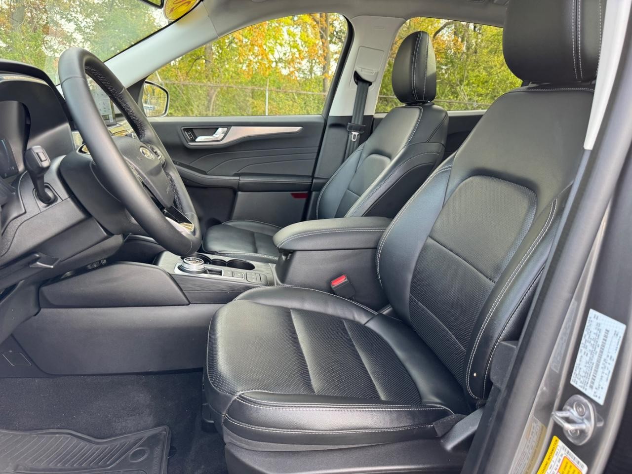 Ford Escape Vehicle Full-screen Gallery Image 17