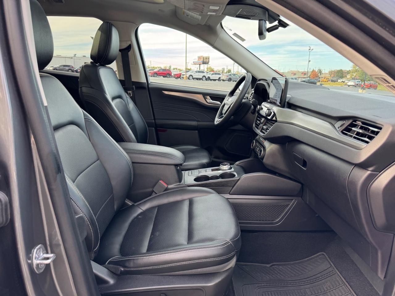 Ford Escape Vehicle Full-screen Gallery Image 18