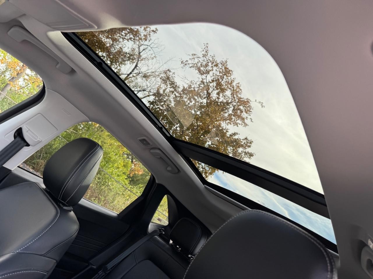 Ford Escape Vehicle Full-screen Gallery Image 19