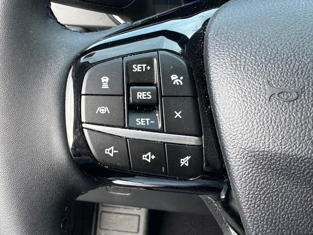 Ford Escape Vehicle Full-screen Gallery Image 21