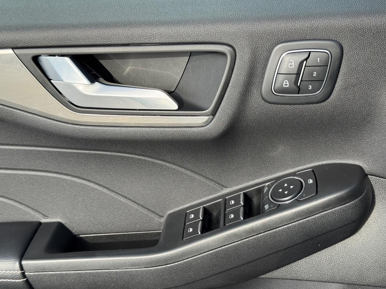 Ford Escape Vehicle Full-screen Gallery Image 26